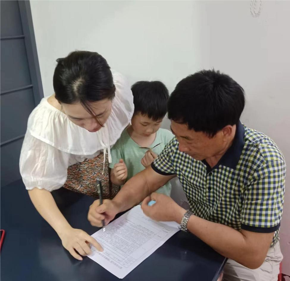 防溺水家訪，我們?cè)诼飞? onmousewheel=