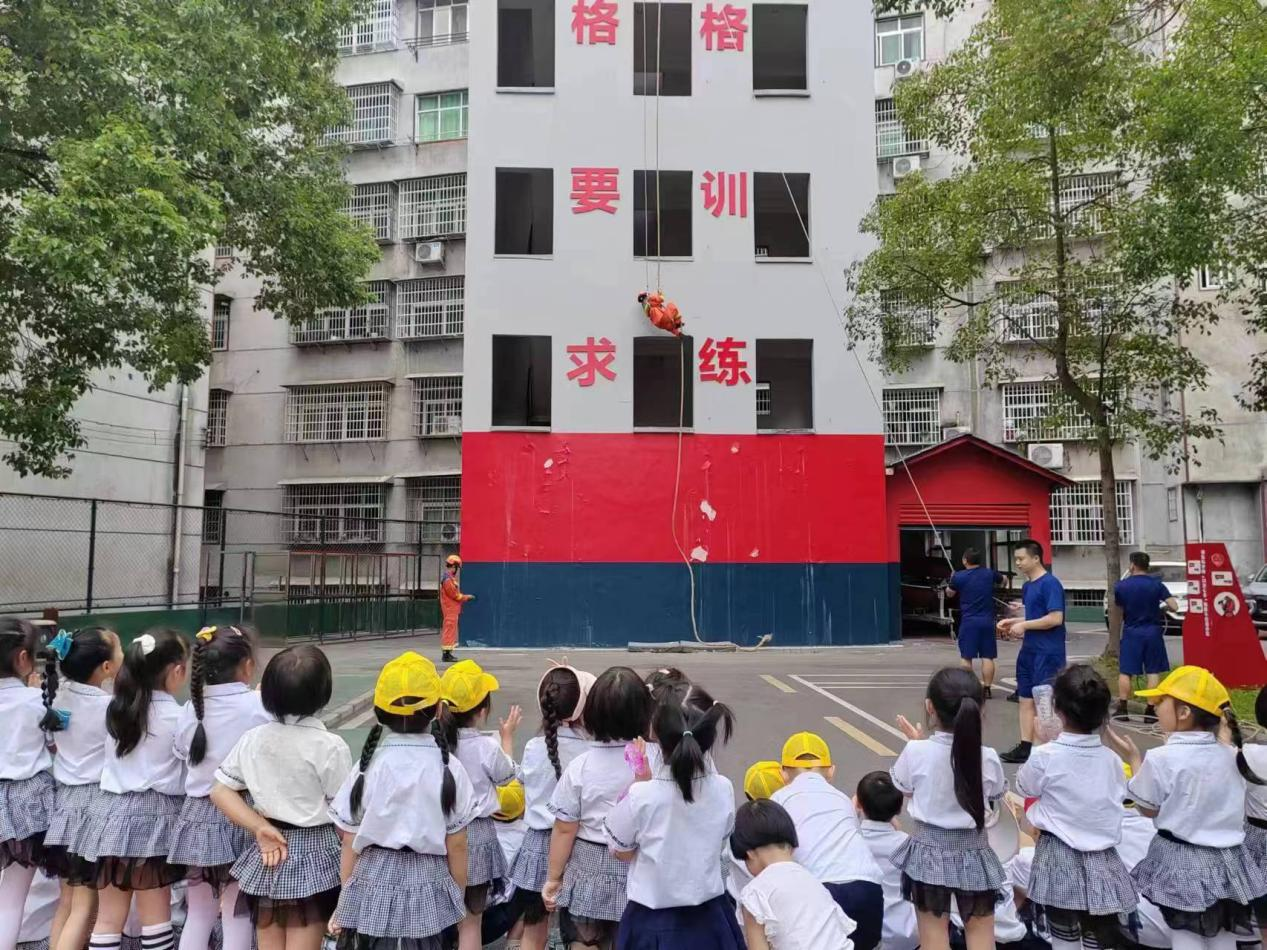 辰溪縣幼兒園開展“消防宣傳進萬家，平安相伴你我他”消防主題活動
