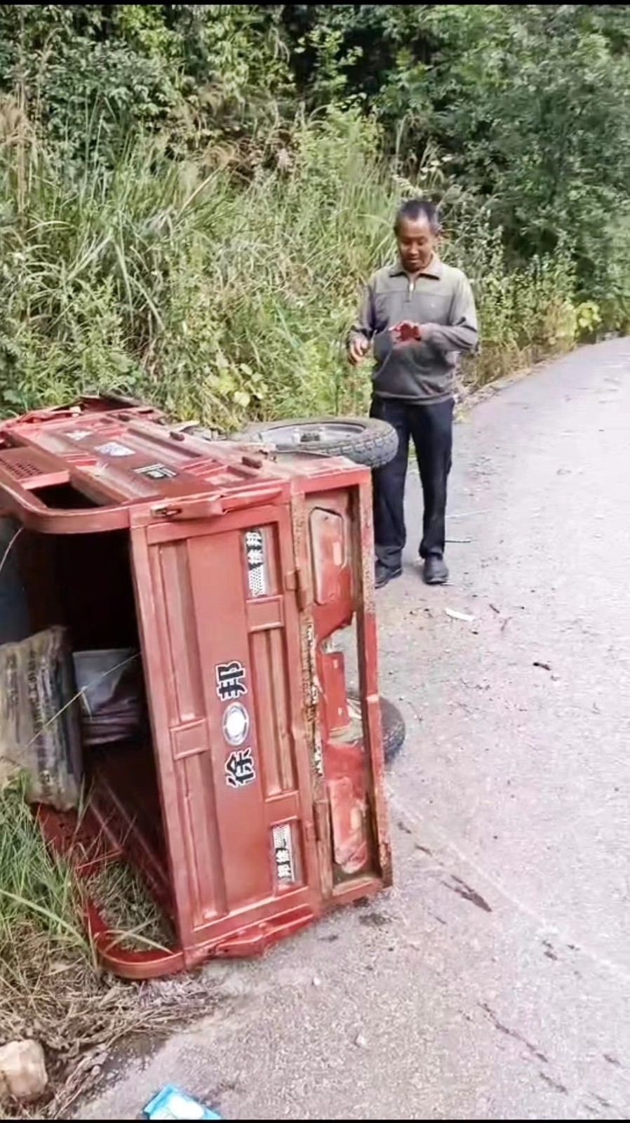 七旬老人駕車不慎側(cè)翻 司法局干部挺身而出，暖心救助