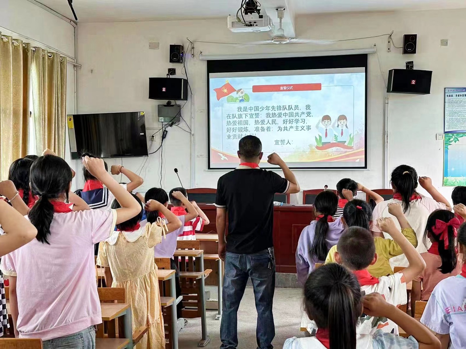 白沙中心小學(xué)舉行少先隊(duì)新隊(duì)員入隊(duì)儀式