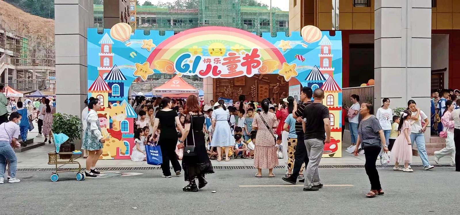 下花橋鎮(zhèn)中心學(xué)校教師及干部赴縣思源學(xué)校跟崗培訓(xùn)