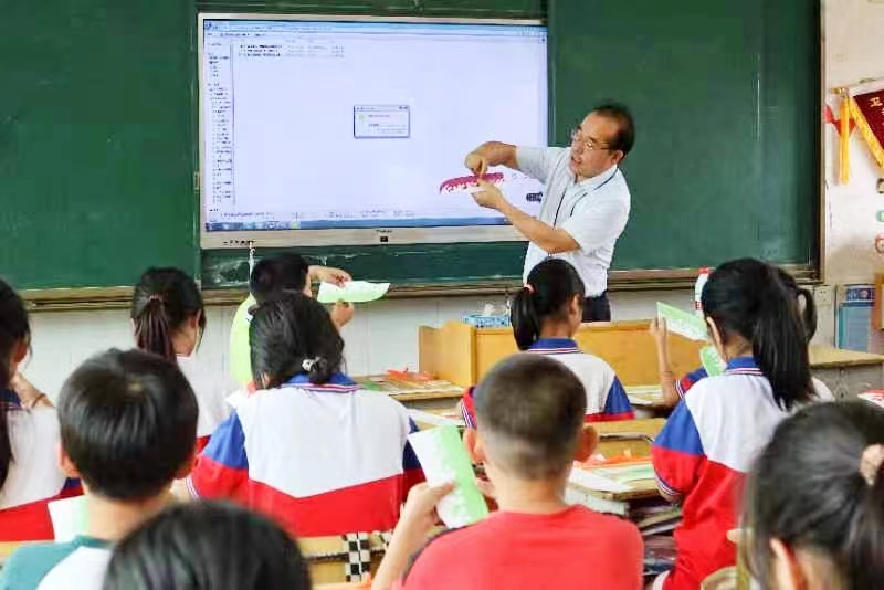 酈家坪鎮(zhèn)姚家鋪小學(xué):長沙市天心區(qū)新天小學(xué)到我校開展送教下鄉(xiāng)及愛心捐贈