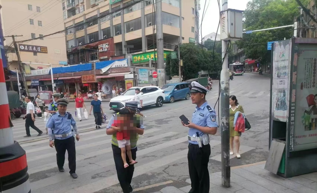 辰溪：三歲女童街頭迷路 暖心交警幫找家人