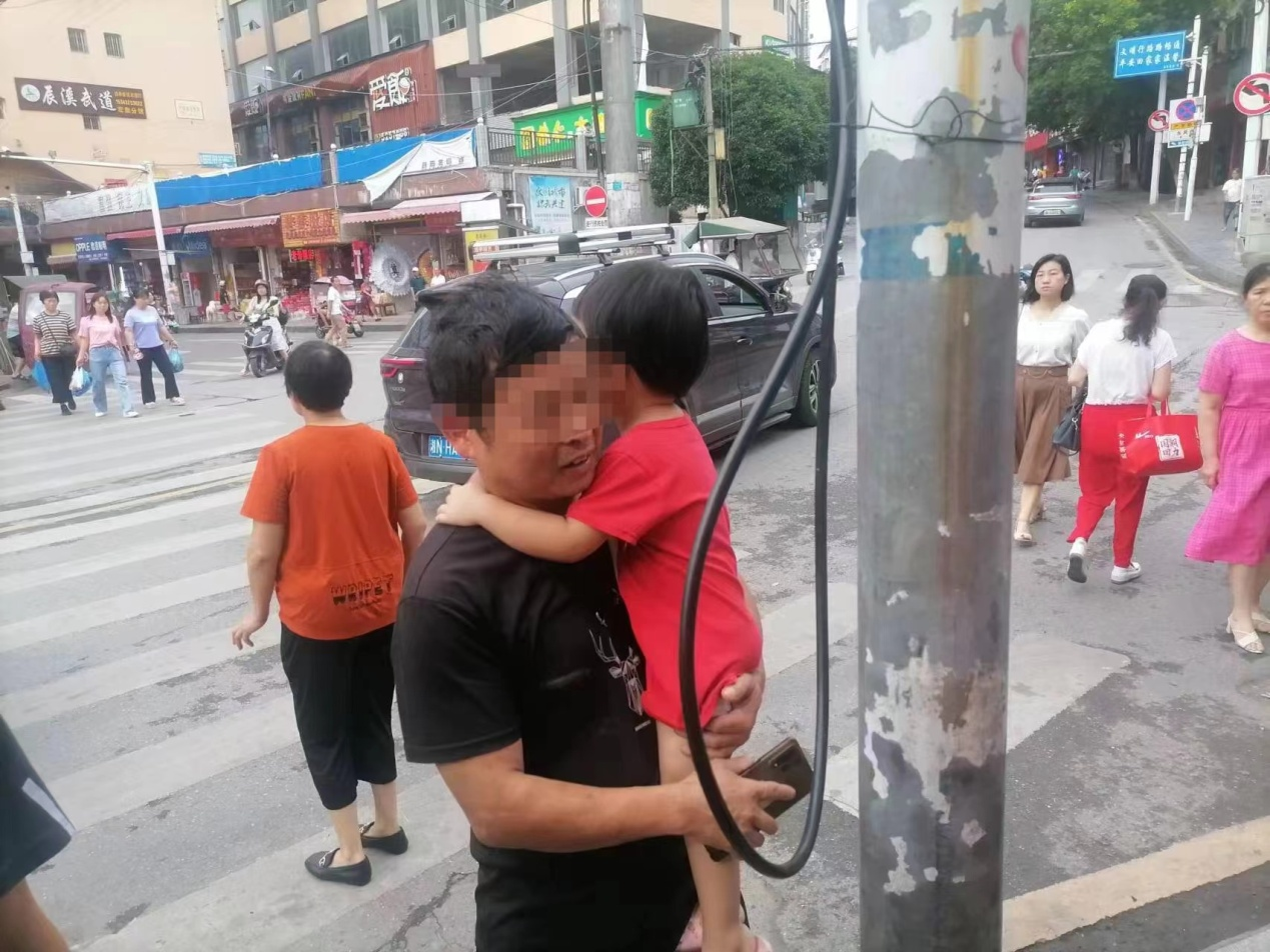 辰溪：三歲女童街頭迷路 暖心交警幫找家人