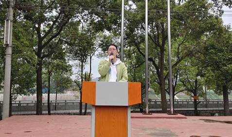 金稱(chēng)市鎮(zhèn)中學(xué)期中總結(jié)表彰大會(huì)