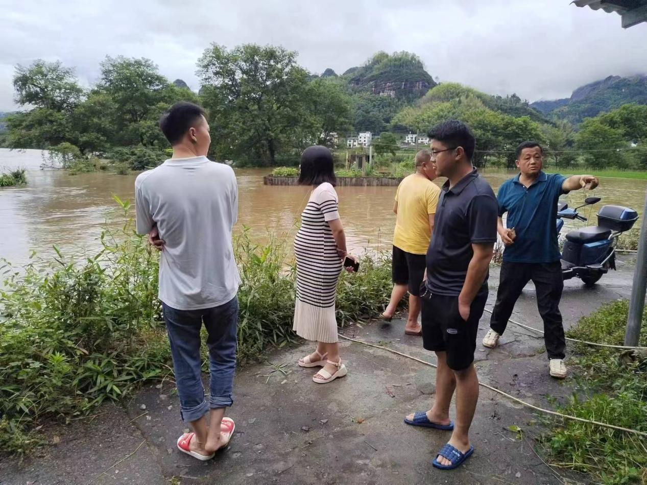 新寧縣崀山鎮(zhèn)：挑重擔當先鋒打頭陣24小時守好搶險一線