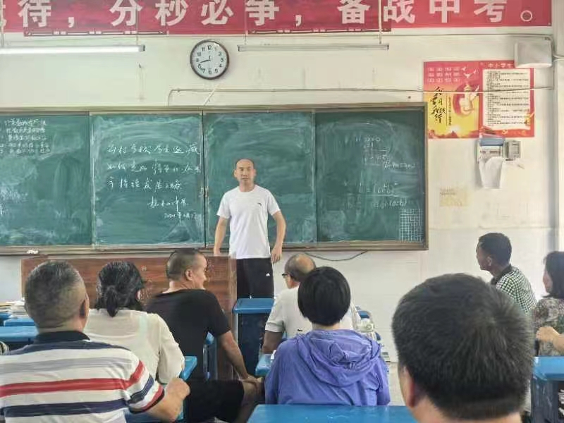 梽中全體教師積極探討鄉(xiāng)村學(xué)校特色辦學(xué)之道 應(yīng)對生源減少挑戰(zhàn)