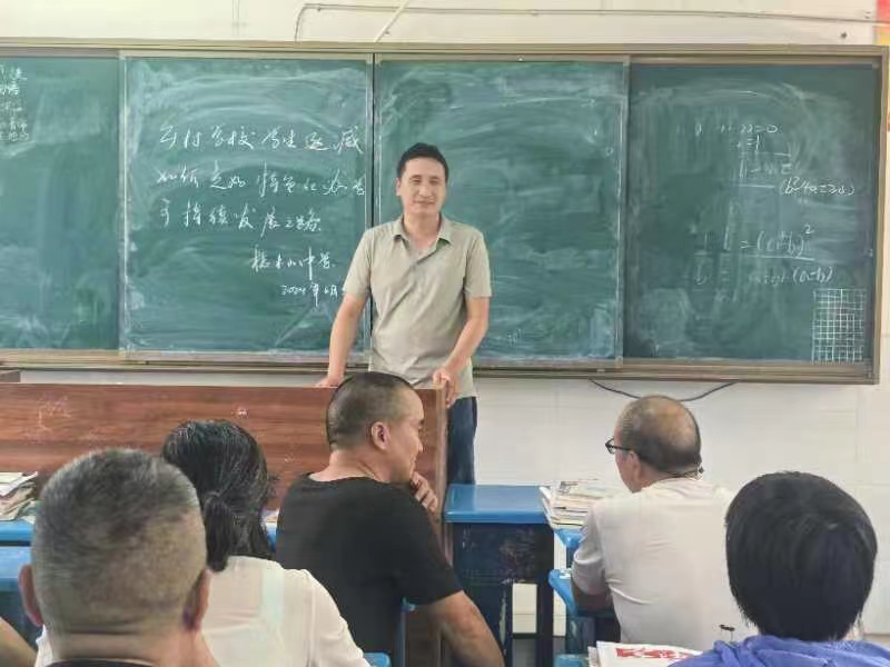梽中全體教師積極探討鄉(xiāng)村學(xué)校特色辦學(xué)之道 應(yīng)對生源減少挑戰(zhàn)