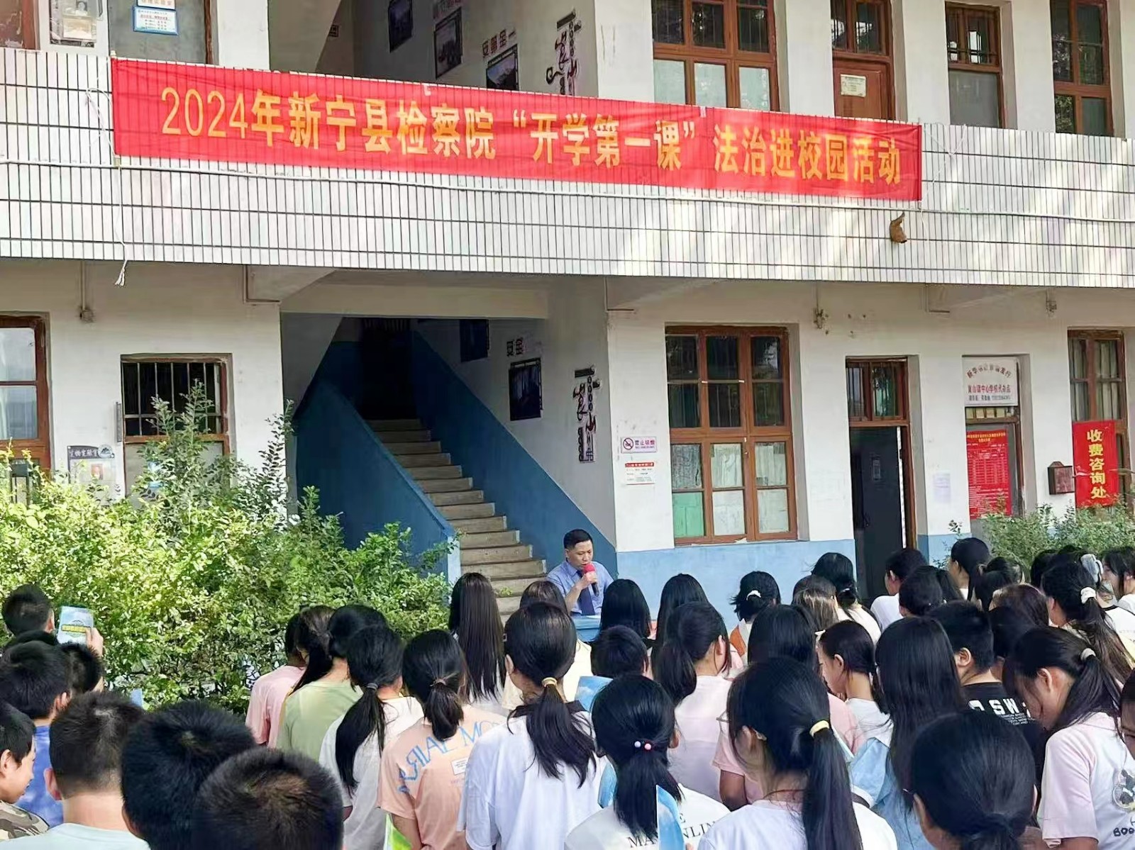 新寧縣崀山鎮(zhèn)窯市中學(xué) 開展“法治進(jìn)校園”主題宣講