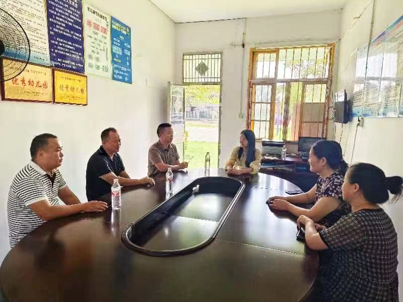 村支兩委暖心慰問(wèn)，共慶教師節(jié)情誼深