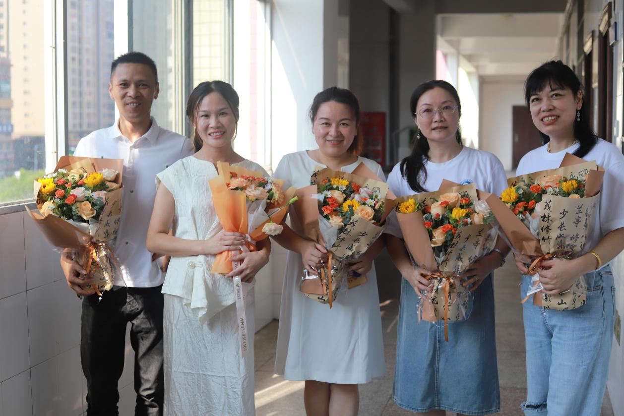 城區(qū)二小熱烈慶祝第40個(gè)教師節(jié)
