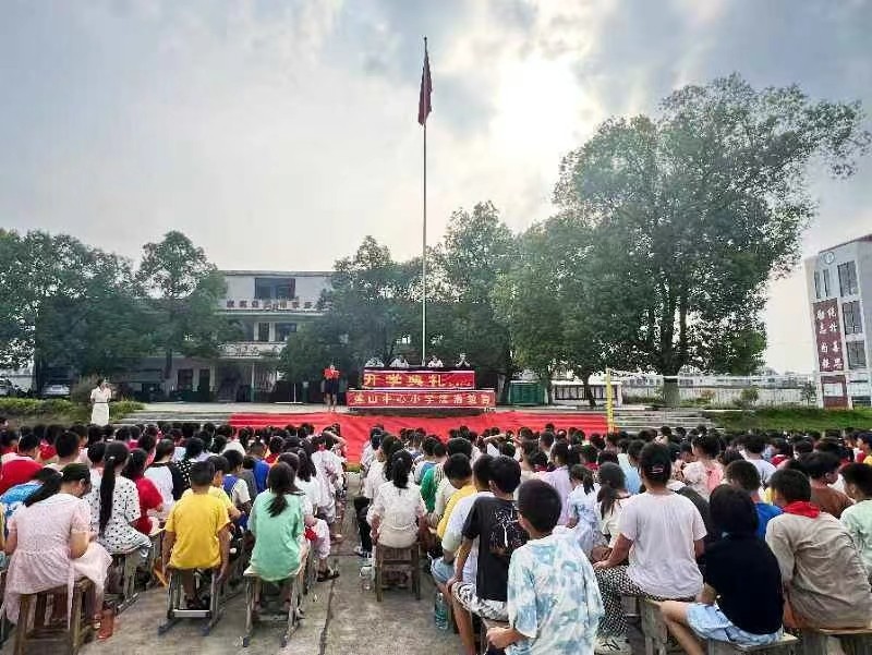回龍寺鎮(zhèn)蓮山中心小學(xué) 舉行開學(xué)典禮暨法治教育安全講座