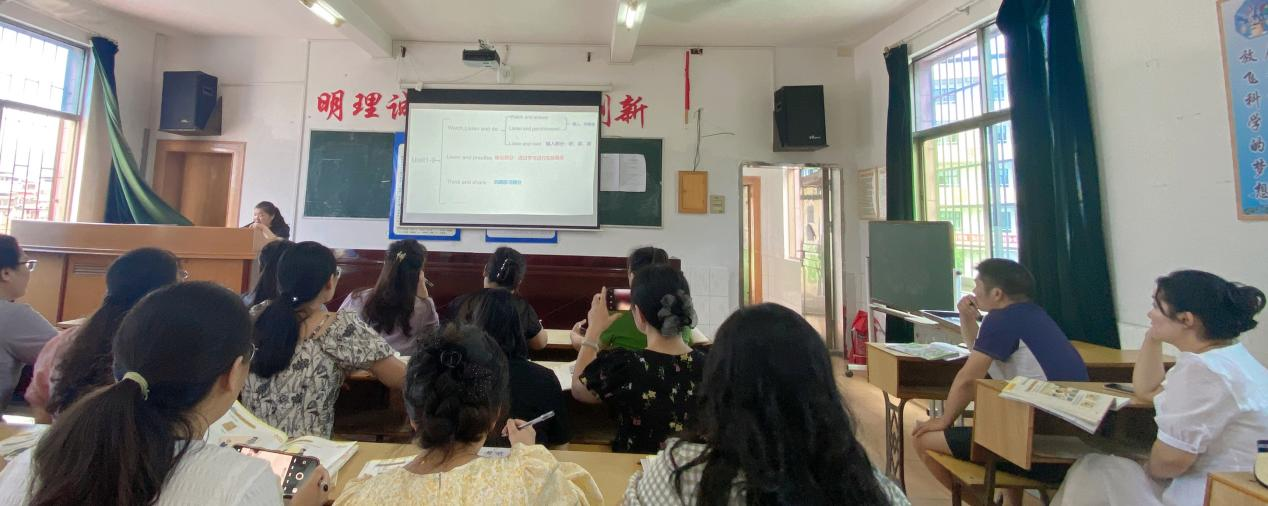 新寧縣解放小學(xué)召開小學(xué)英語(yǔ)新教材培訓(xùn)