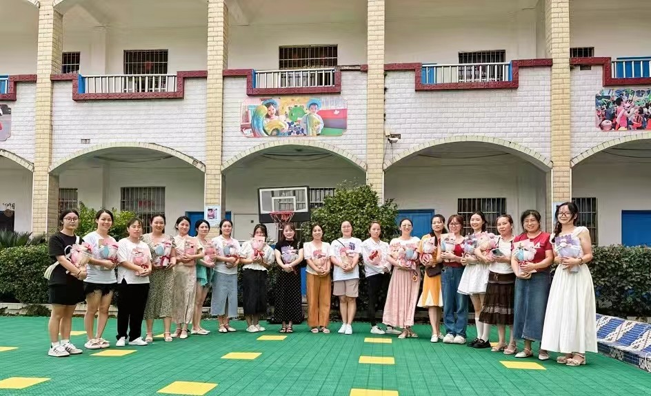 回龍寺鎮(zhèn)中心幼兒園慶祝第四十個教師節(jié)
