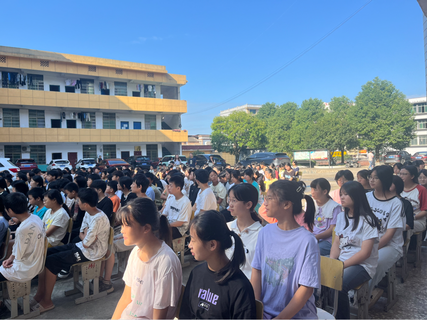 法治陽光進(jìn)校園，護(hù)航青春助成長