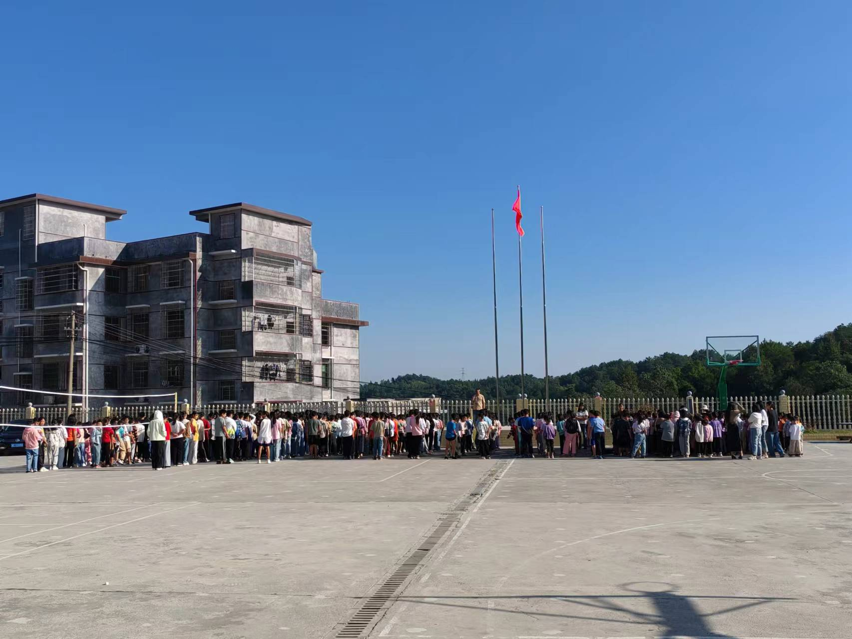 三閣司鎮(zhèn)長鋪中心小學(xué)舉行莊嚴(yán)升旗儀式