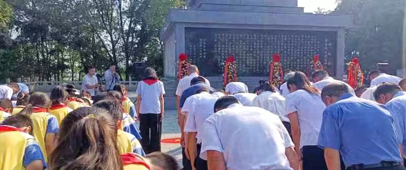緬懷先烈志，共鑄中華魂