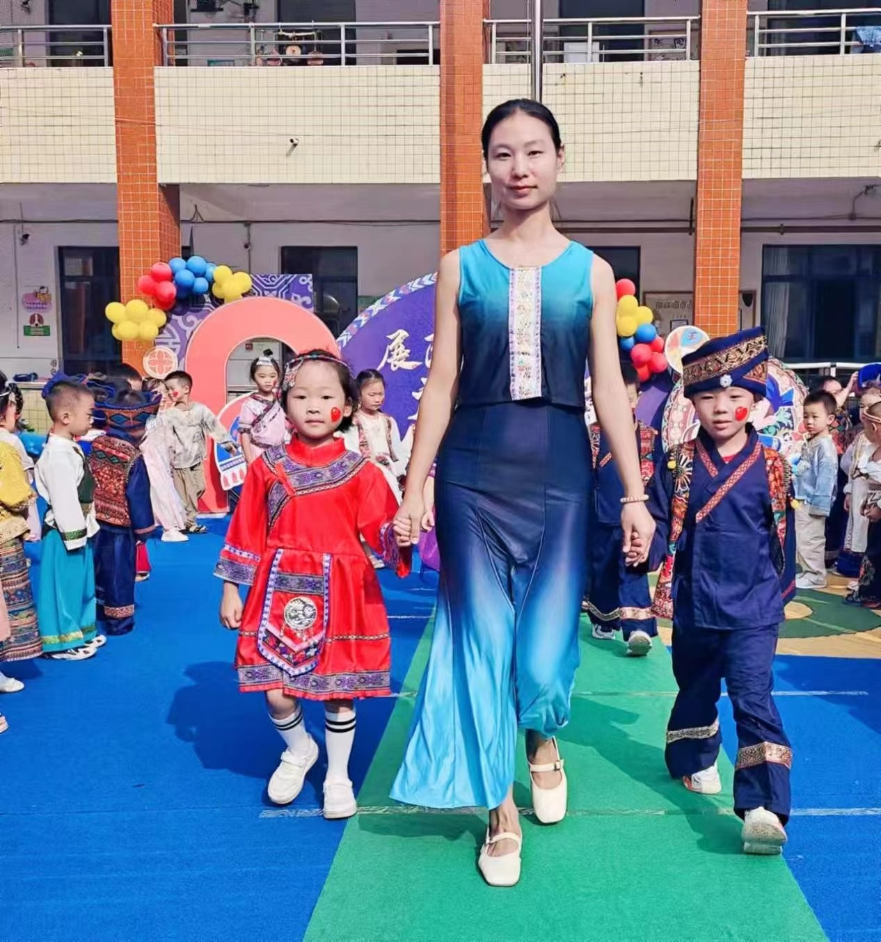展民族風(fēng)采，慶國慶華章
