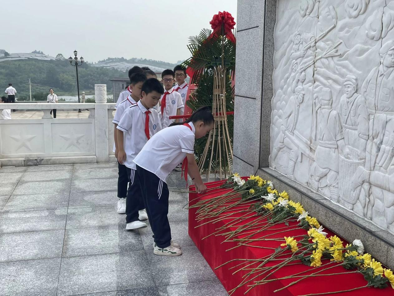 追憶崢嶸歲月  弘揚先烈精神