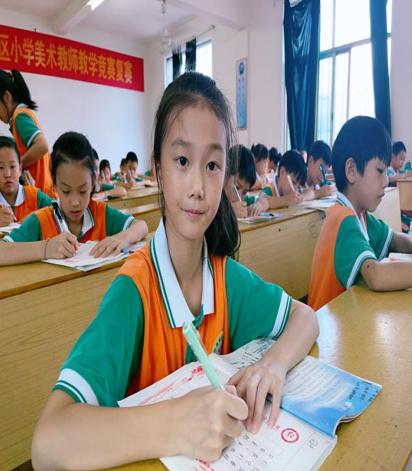 解放小學(xué)舉行“寫規(guī)范字”英語書寫和語文書寫比賽