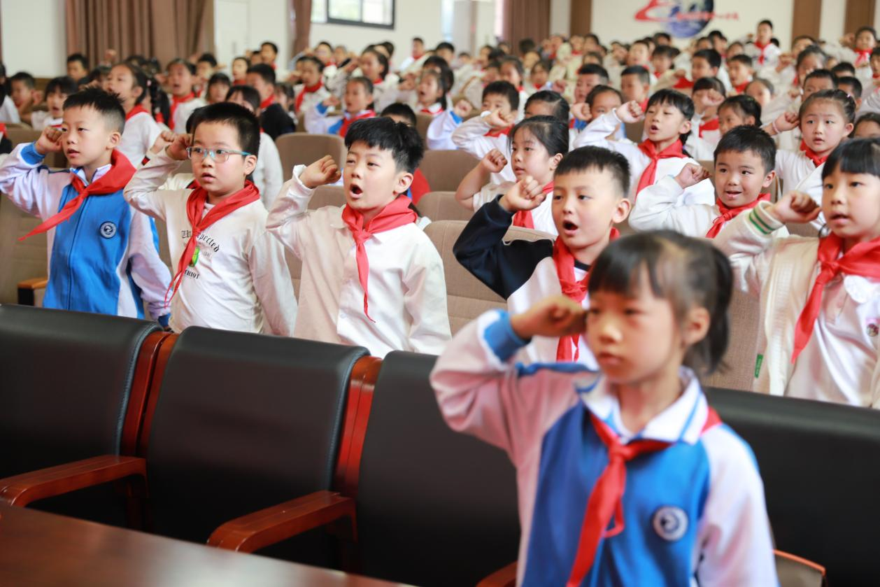 城區(qū)二小：新隊員揚帆起航，少先隊再添新彩