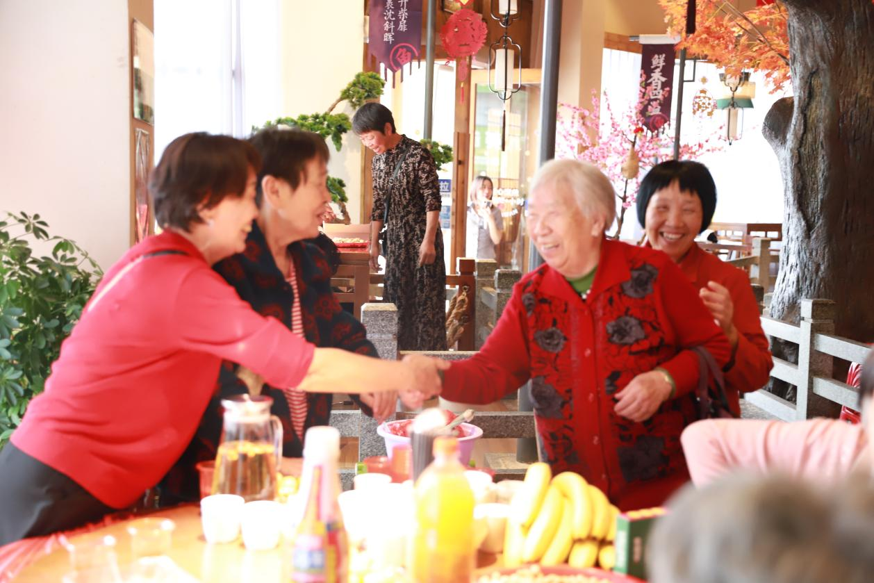 學校舉辦重陽節(jié)退休教師聚餐活動