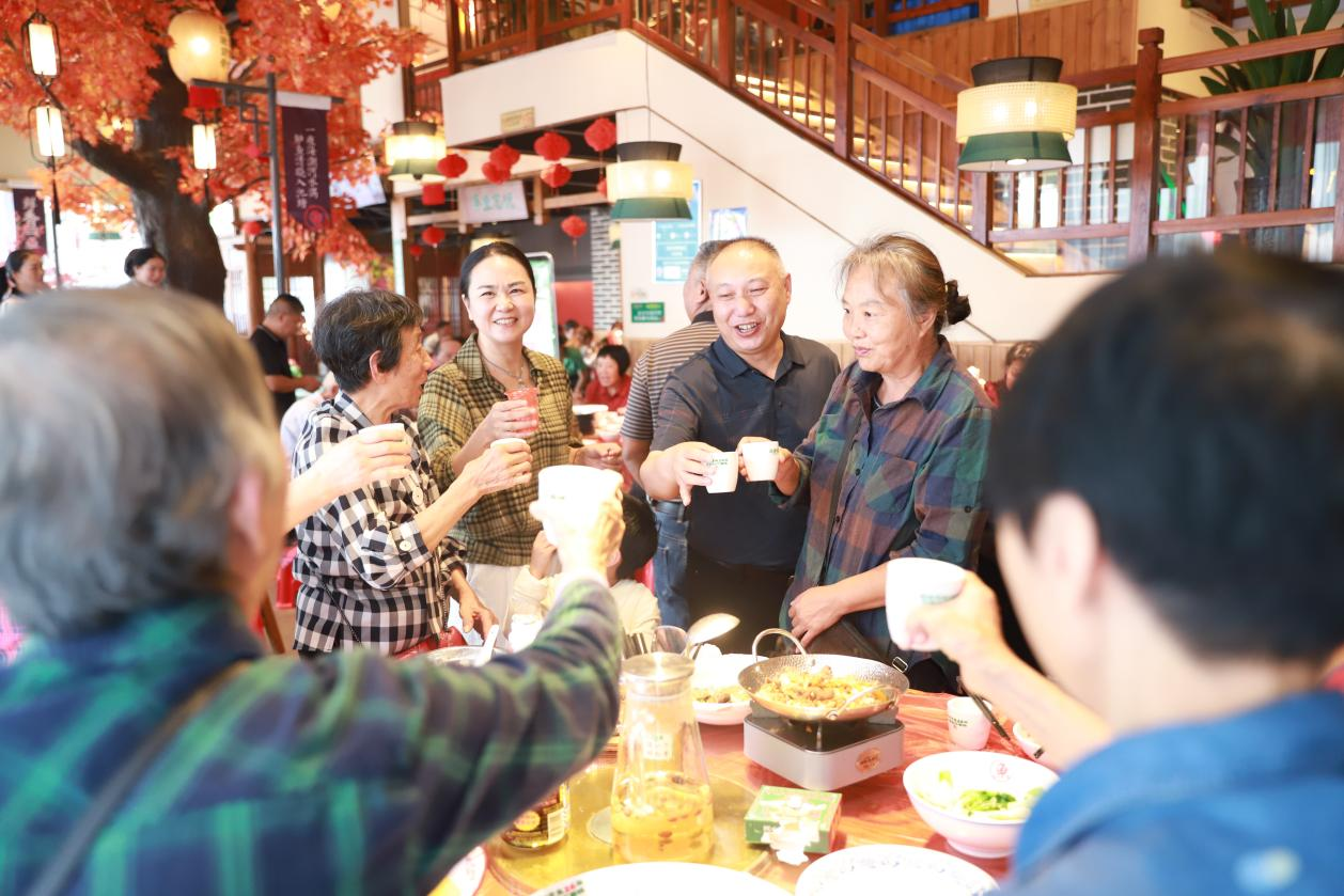 學校舉辦重陽節(jié)退休教師聚餐活動