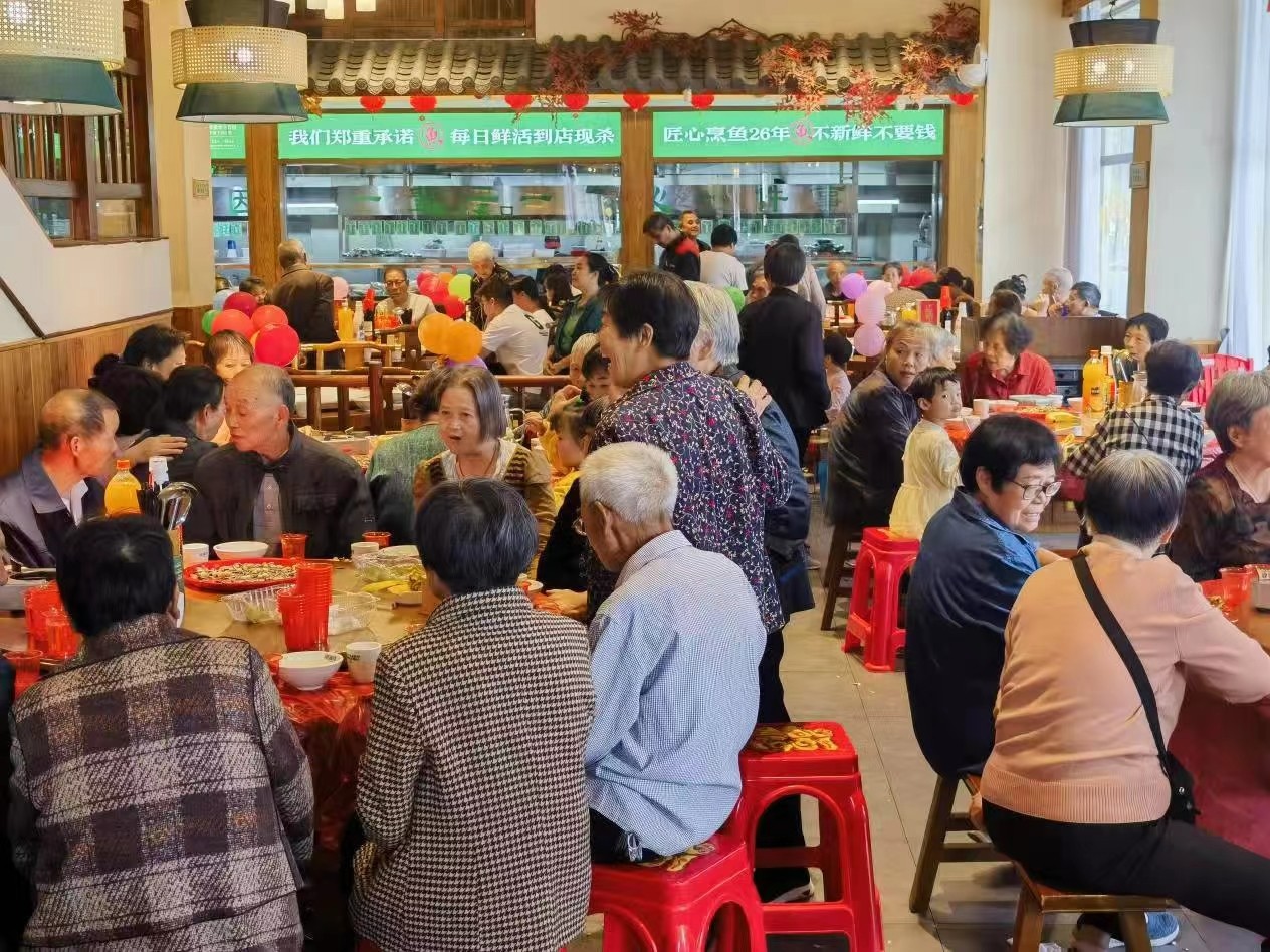 學校舉辦重陽節(jié)退休教師聚餐活動