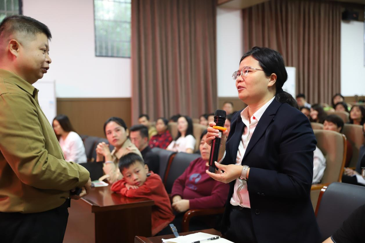 城區(qū)二小家長(zhǎng)學(xué)校正式開課