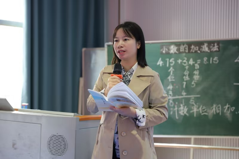 城區(qū)二小青藍(lán)學(xué)院舉行數(shù)學(xué)校本研修