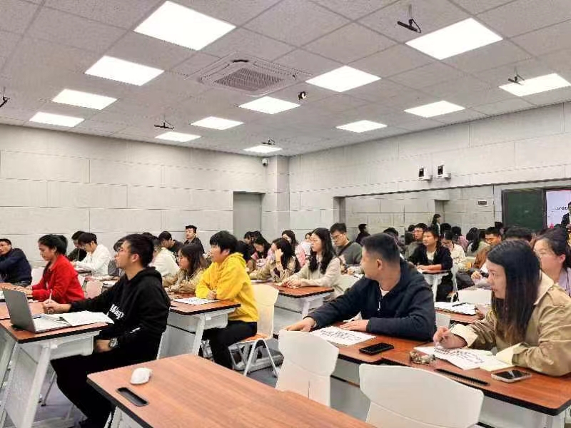 規(guī)范學籍管理，做好資助管理的“護航人”