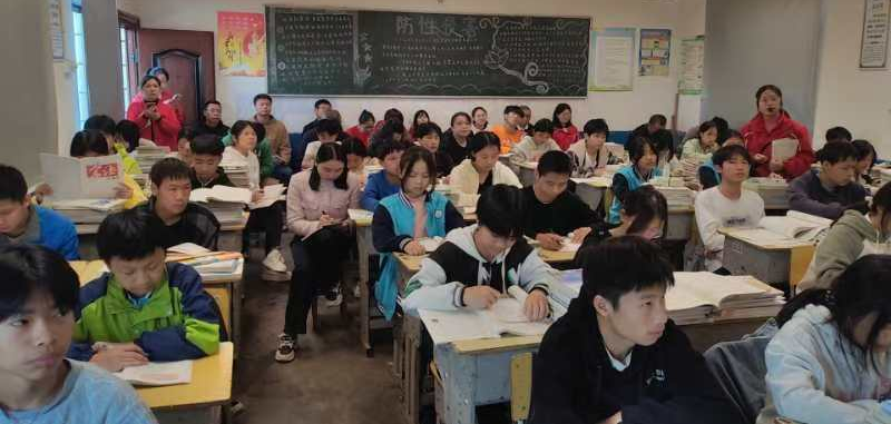 芙蓉集團聯(lián)袂視導啟智路，黃塘中學并肩奮進育英才
