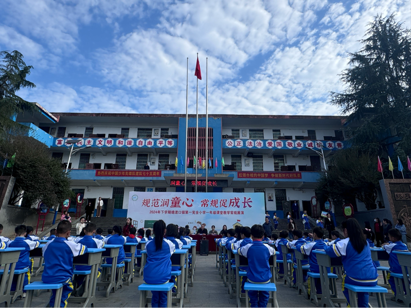 秋高氣爽展風采，精神飽滿向未來