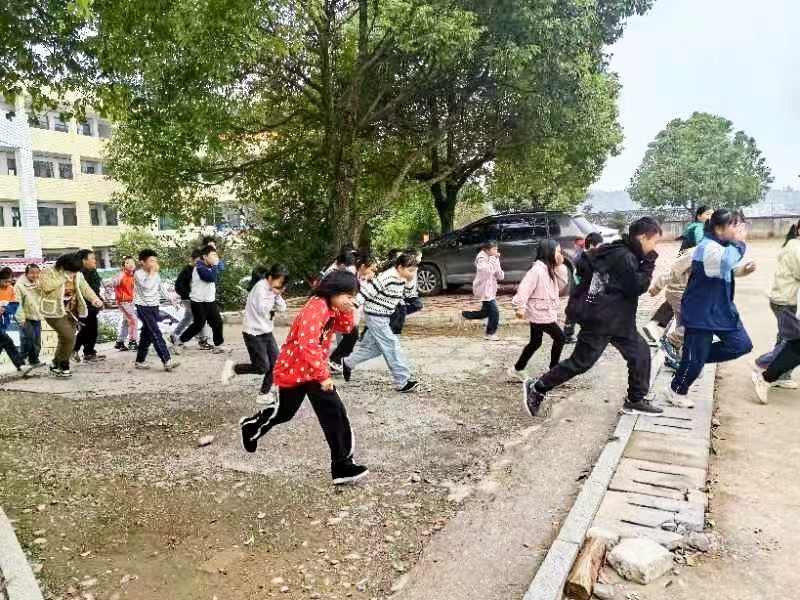 白沙中心小學(xué)舉行秋季學(xué)期消防安全知識(shí)講座及緊急疏散演練