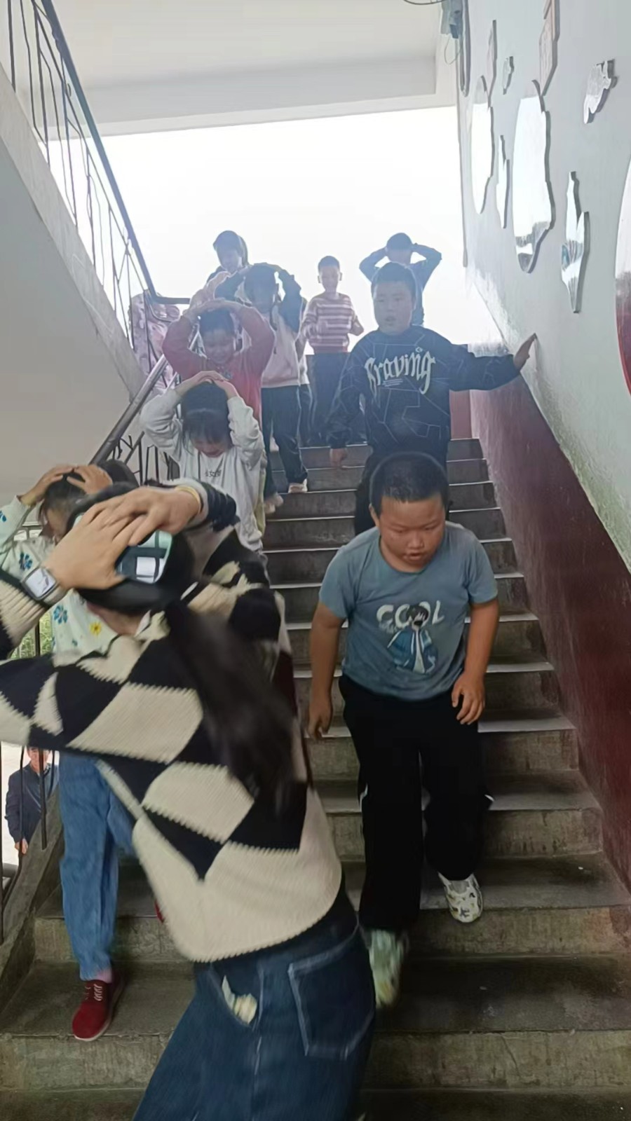 白沙中心小學(xué)舉行秋季學(xué)期消防安全知識(shí)講座及緊急疏散演練