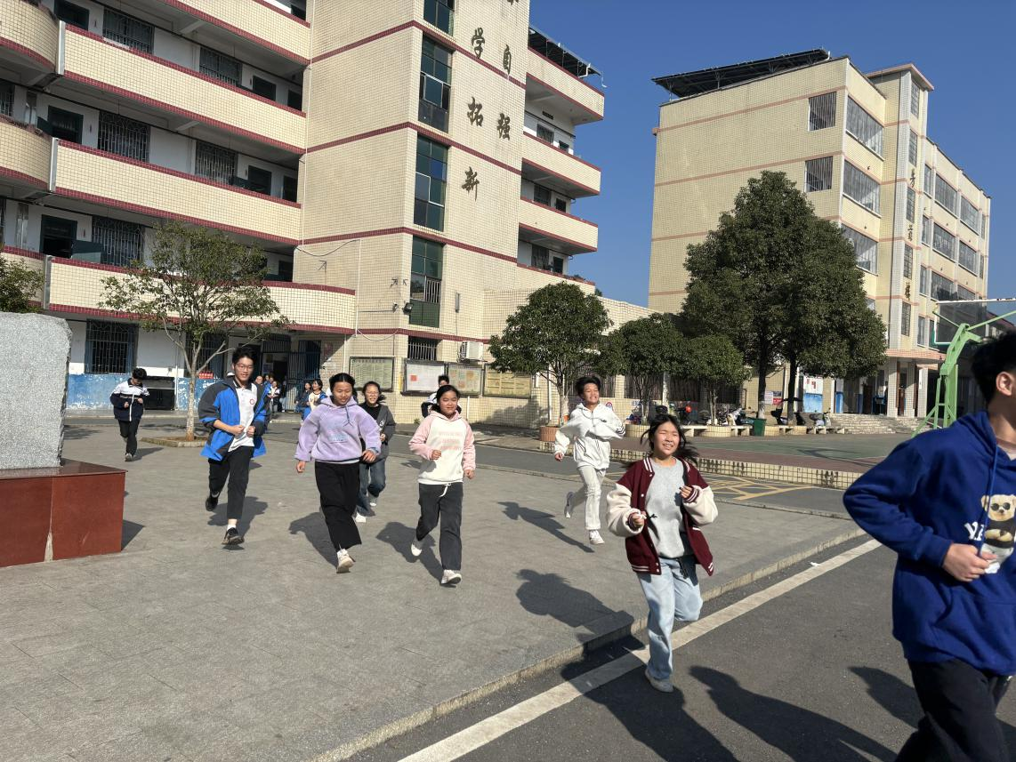 青云中學(xué)成功舉行綜治安全演練，為校園安全筑牢防線