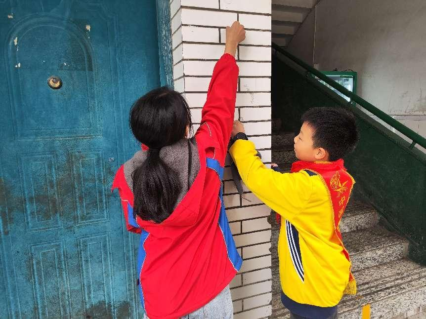 清理校園牛皮蘚，爭當環(huán)境保衛(wèi)者