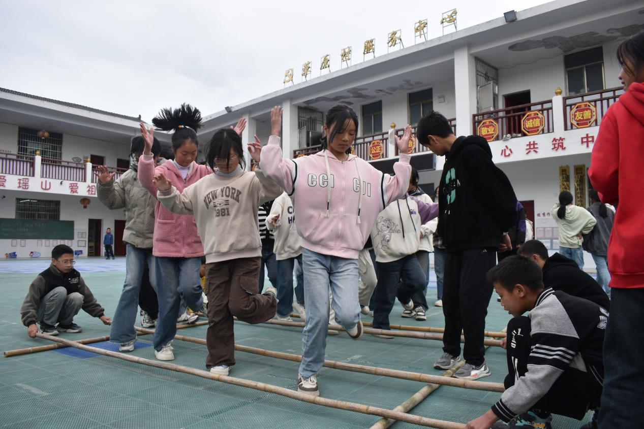 隆回瑤族鄉(xiāng)校園歡跳竹竿舞