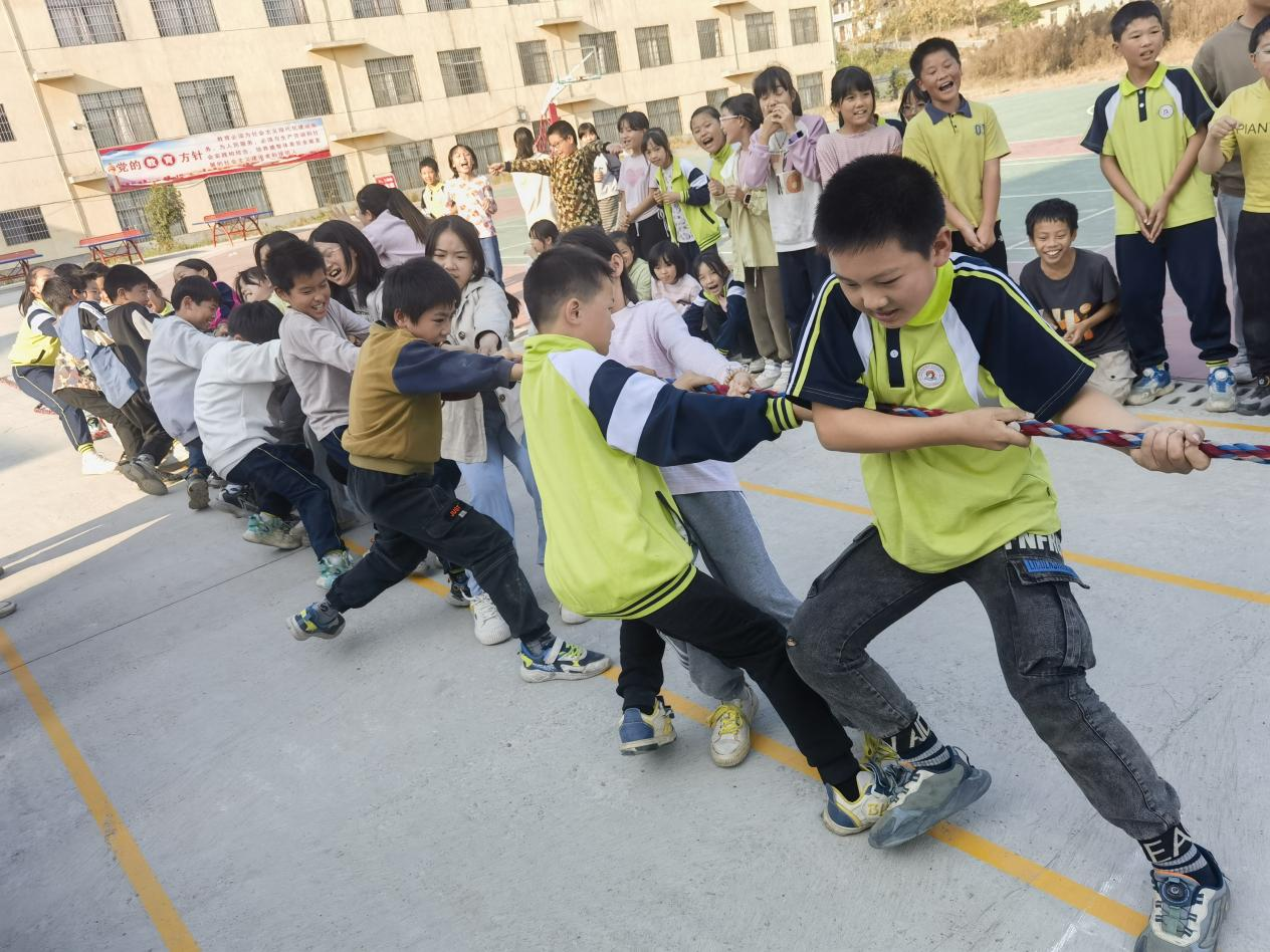 蔡橋鄉(xiāng)中心完全小學(xué)舉辦第一屆趣味運(yùn)動(dòng)會(huì)