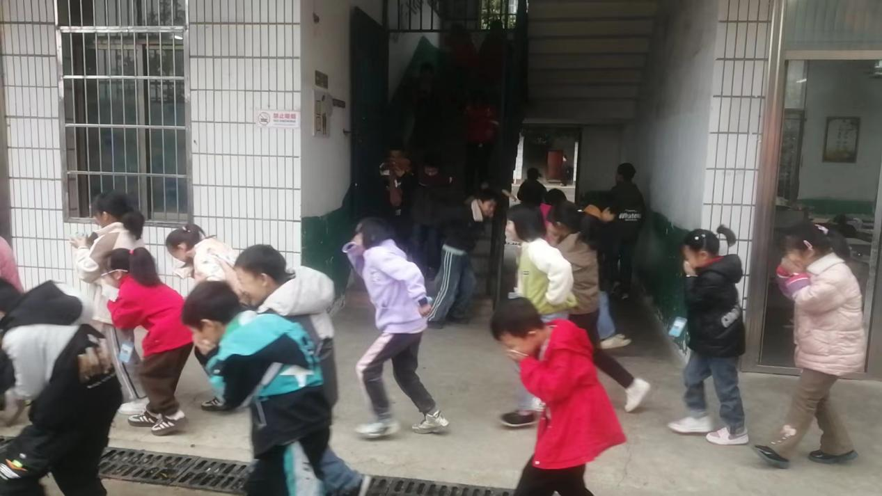 以“演”筑防 疏散有“方 ——下花橋鎮(zhèn)中心完全小學(xué)開展消防演練