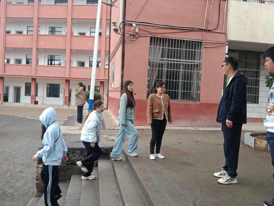 以“演”筑防 疏散有“方 ——下花橋鎮(zhèn)中心完全小學(xué)開展消防演練