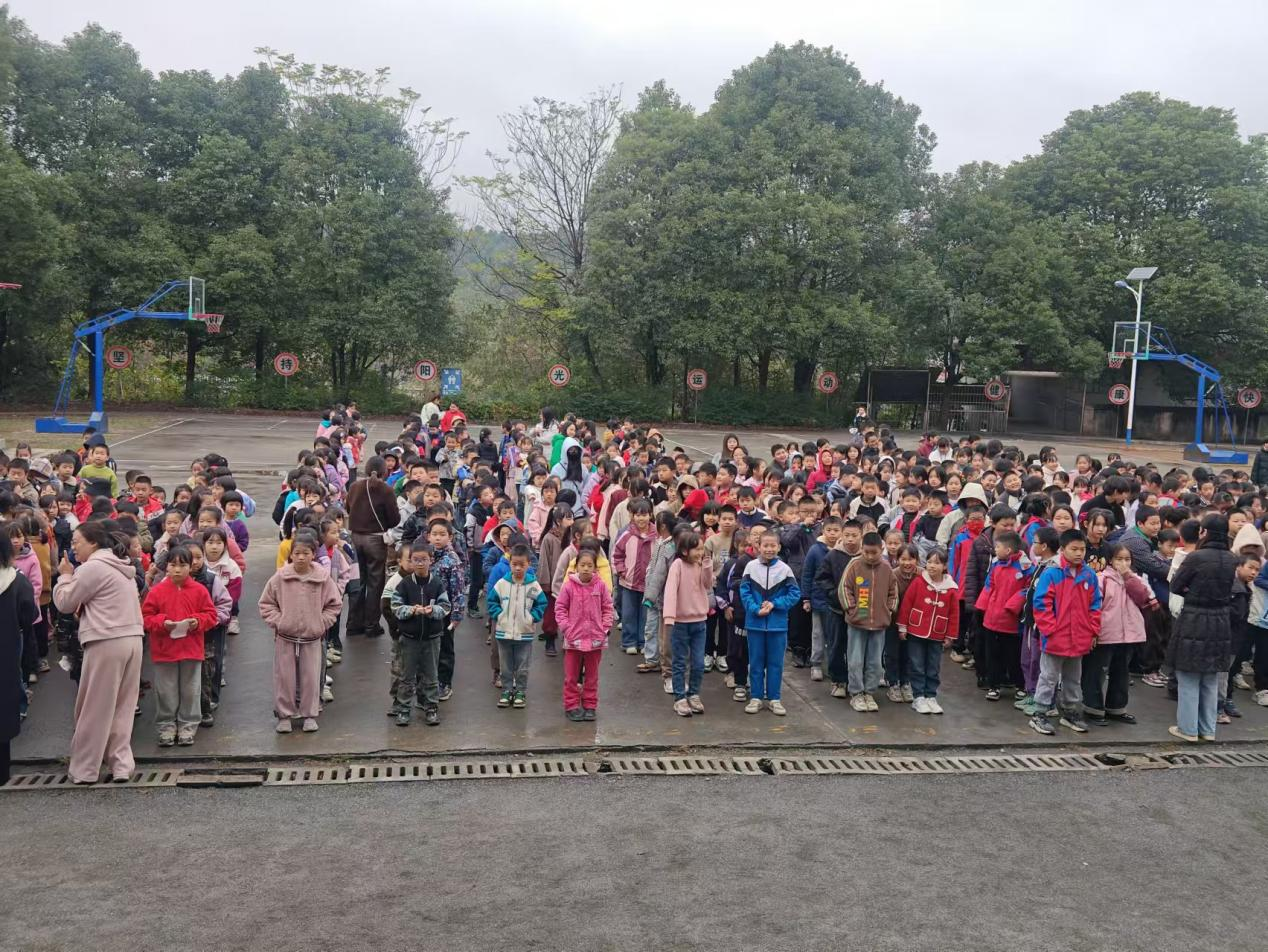 以“演”筑防 疏散有“方 ——下花橋鎮(zhèn)中心完全小學(xué)開展消防演練