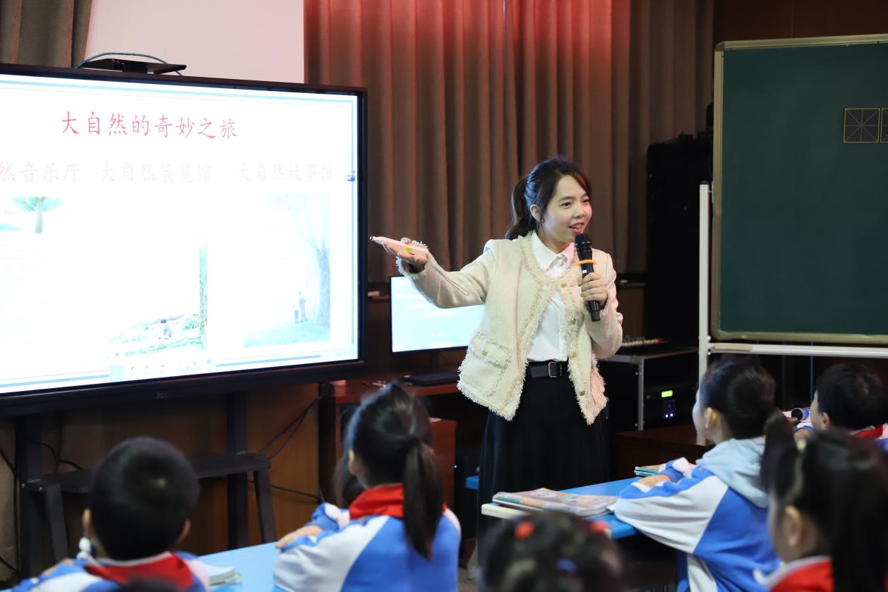 城區(qū)二小舉行“國培計(jì)劃”主題式校本研修“壹課堂”研討活動