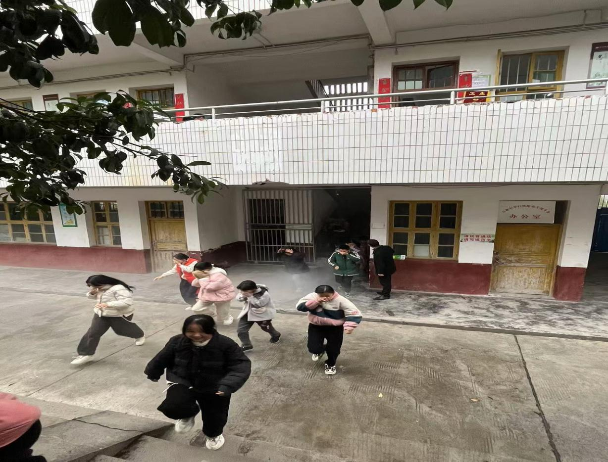 萬(wàn)塘中心學(xué)校開展消防安全演練培訓(xùn)