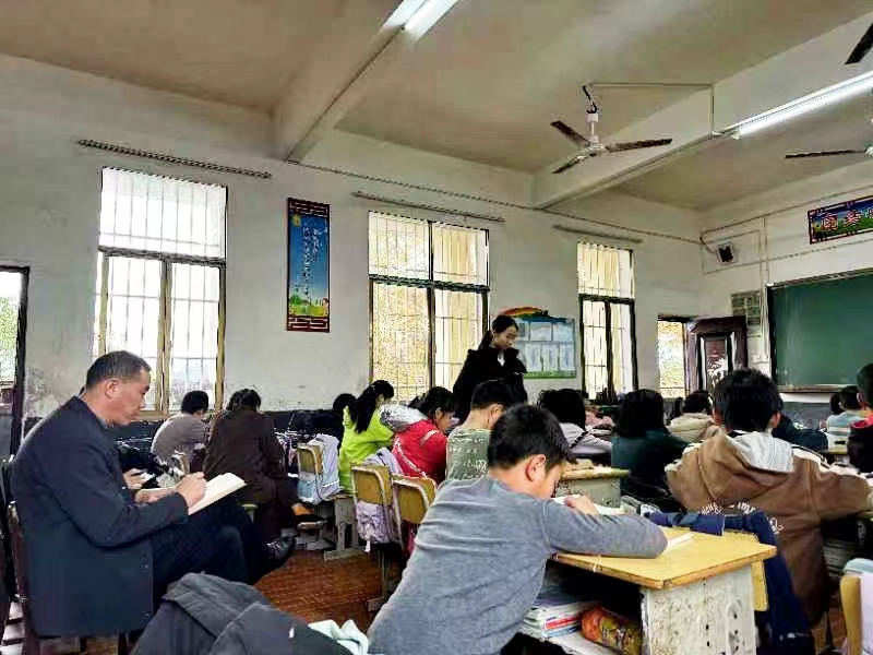 推門聽課常態(tài)化，深入課堂促成長