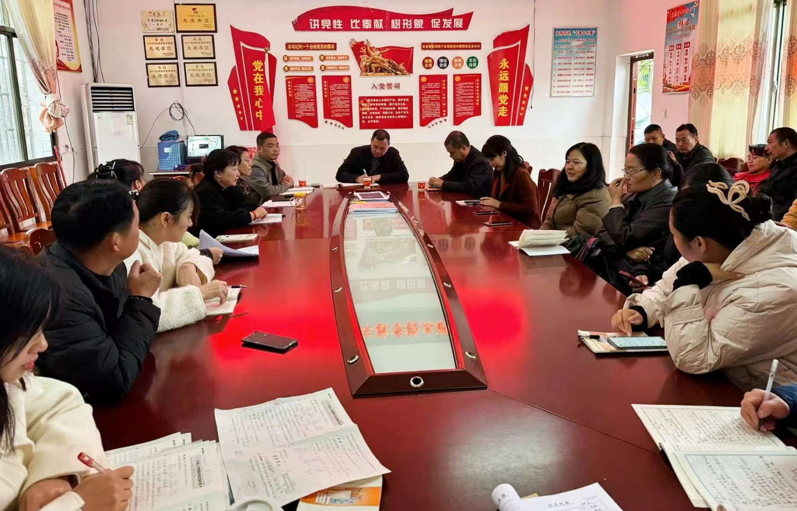 推門聽課常態(tài)化，深入課堂促成長