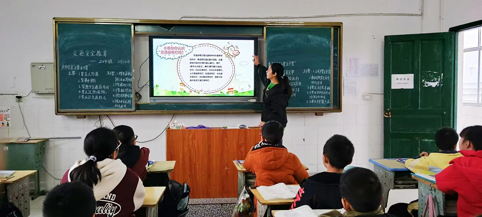 新寧縣藕塘小學(xué)開展交通安全教育
