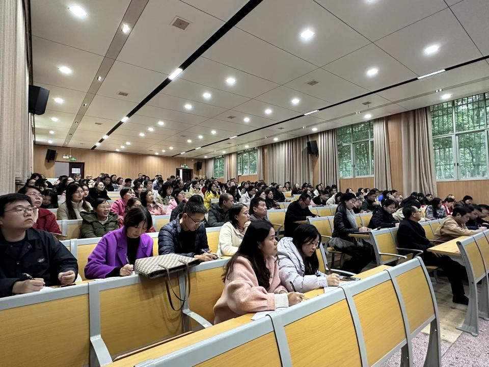 隆回二中邀請(qǐng)名師做專題講座