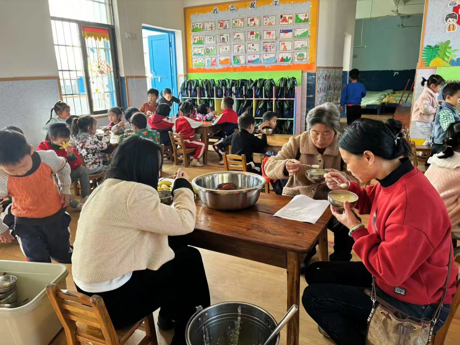 “關(guān)注幼兒飲食，共筑健康成長(zhǎng)”