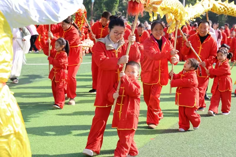 新寧縣幼兒園舉行“龍的傳人之武林大會(huì)”大型武術(shù)主題親子活動(dòng)暨第十四屆冬季親子運(yùn)動(dòng)會(huì)